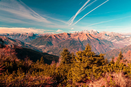 阳光明媚的一天，在一个五彩缤纷的秋天，尼克斯阿尔卑斯山