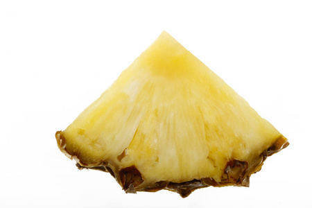 分离在白色背景上的菠萝片