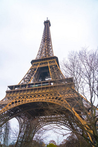 巴黎的埃菲尔铁塔射向天空。