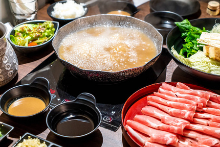 日式涮锅火锅和日式料理