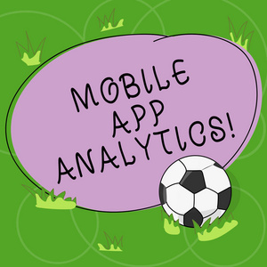 文字写作文本移动应用分析。应用程序的商业概念, 分析由移动平台足球球在草和空白概述的圆形照片产生的数据