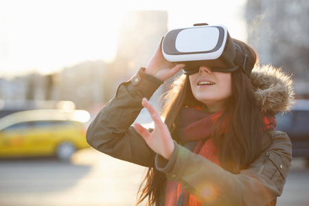 年轻女孩喜欢玩酷酷的新虚拟现实眼镜用于移动游戏应用程序。使用具有创新虚拟技术的移动应用程序。增强现实游戏玩家小工具。