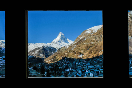 美丽的老村庄在日出时间与物质角峰背景在瑞士泽马特。