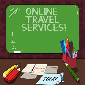 文字书写文本在线旅游服务。经营理念运行旅游和旅游相关服务的公共安装空白彩色黑板与粉笔和写作工具表在办公桌上