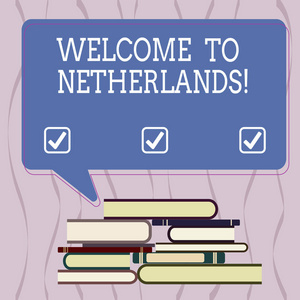 概念手写显示欢迎来到荷兰。商务照片文本热烈问候荷兰的游客不均匀桩的精装书和矩形语音泡泡