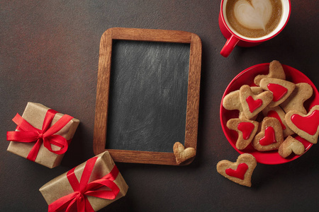 情人节, 喝了一杯咖啡, 一块木板, 一个心形饼干, 一份礼物。带复制空间的顶视图