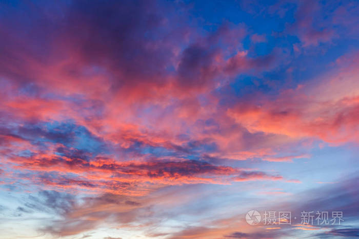 夕阳西下美丽多彩天空的黄昏.