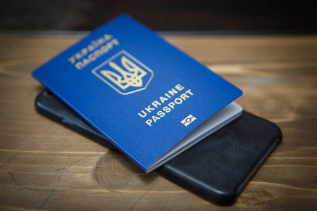乌克兰公民无签证前往欧洲的新的现代生物识别乌克兰护照。