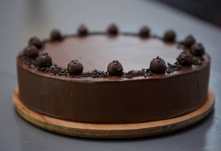 美味的意大利釉面巧克力蛋糕在咖啡馆的木盘上。用饼干切可可饼。糕点咖啡厅菜单上美味的甜食