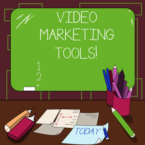 显示视频营销工具的书写笔记。商业照片展示了用于增加观众参与的技术安装在黑板上, 桌面上有粉笔书写工具表