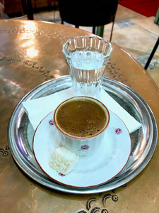 传统的土耳其咖啡与水在银托盘。 有机饮料。