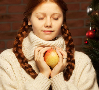 redhair 圣诞女人智慧苹果