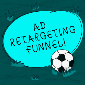 显示广告重新定位渠道的概念手写。商业照片文本瞄准相关的广告, 那些已经访问了您的网站足球球的草和空白圆形的照片