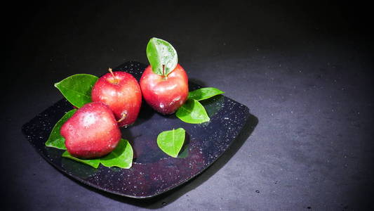 新鲜水果苹果，叶子在盘子里。水果图像收集
