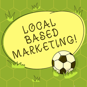 显示本地市场营销的概念手写。商业照片展示营销方式, 这取决于客户足球在草地和空白圆形照片上的位置