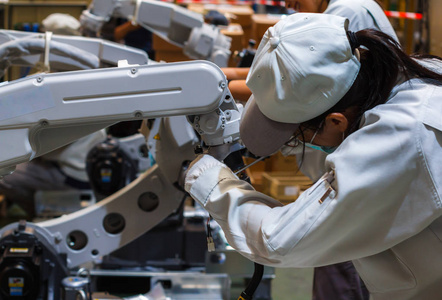 工业机器人的装配人们在工业中与机器人一起工作。