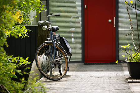 停在荷兰房子附近的老式自行车。 阿姆斯特丹健康有趣的城市交通。 复古风格自行车