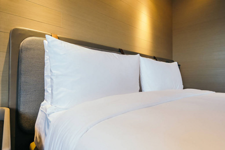 白色舒适枕头，床上装饰，酒店客房内部