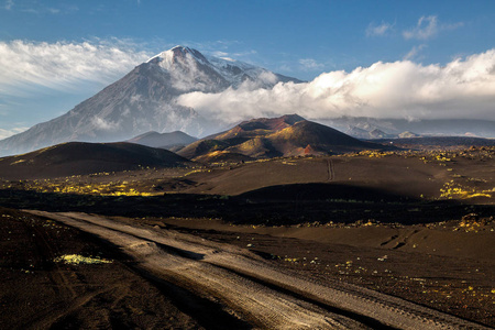 自然公园KlyuchevskoyKamchatka。 托尔巴赫克火山和道路。