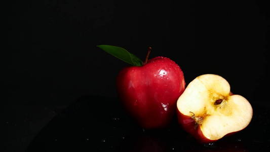 新鲜苹果和半苹果的照片。 水果收集