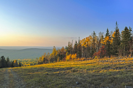 秋天的景观从山顶到日落时五颜六色的秋林。 乌拉尔山脉。