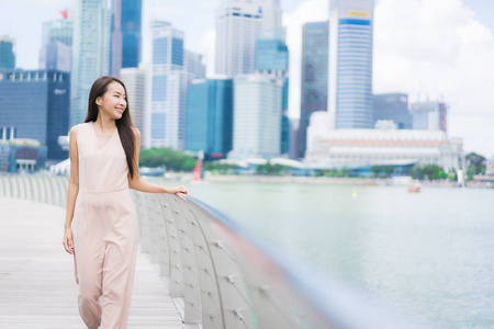 美丽的亚洲女人微笑着，愉快地在新加坡城市旅行