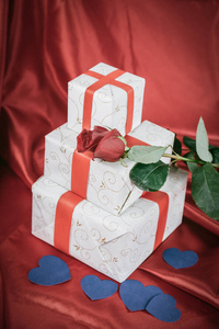 礼品盒和玫瑰在红色背景