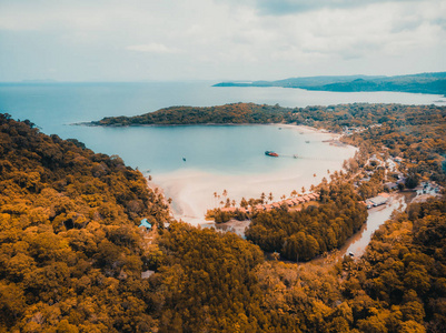 美丽的自然，热带海滩，海洋，皮艇和椰子棕榈树在天堂岛旅行度假