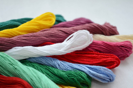 色彩鲜艳的丝线，用于刺绣和缝纫特写