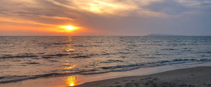 海景海滩的海景。 夕阳的天空笼罩着阿尔巴尼亚。 旗帜