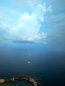 地中海有蓝色和清澈的水