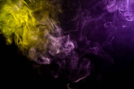 浓艳的黄烟，紫色在黑色的孤立背景上。从蒸气烟雾中的背景