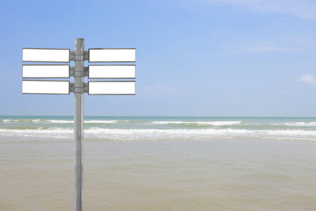 警告标志空白与热带海洋和海滩。