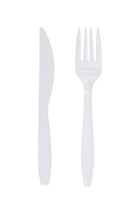 白色塑料叉子和刀在白色背景上隔离