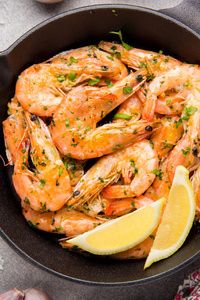 炸虾在壳与香菜，大蒜和油在锅。 美味的地中海美食素食健康蛋白质