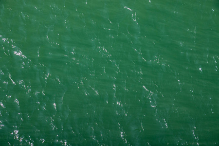 平静的大西洋的绿色和闪亮的表面