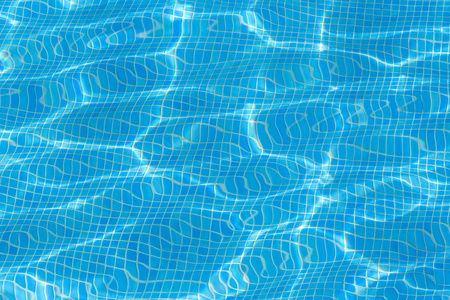 有阳光反射的游泳池中的波纹水