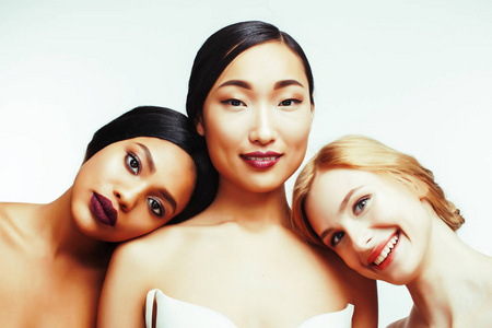 不同的民族妇女 亚裔, 非洲裔美国人, 白种人一起孤立在白色背景快乐的微笑, 不同类型的皮肤, 生活方式人们的概念关闭