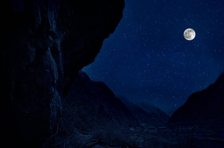 满月之夜，山路穿过森林。 夜晚风景优美的乡村道路，有大月亮