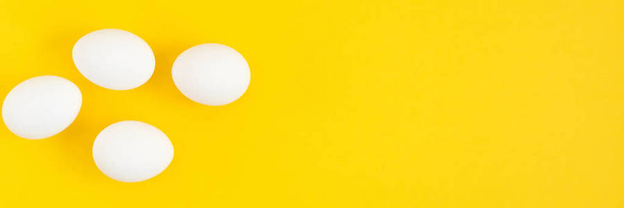 黄色背景上的白色鸡蛋。 照片31，碑文下方有一处复印空间