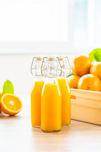 新鲜橙汁在木桌玻璃瓶中饮用健康食品概念