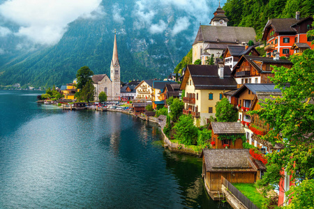 美丽的高山旅游目的地。奥地利欧洲萨尔茨卡梅尔古特地区的哈尔斯塔特，拥有壮观的湖泊和雾蒙蒙的高山最好的令人叹为观止的古老村庄