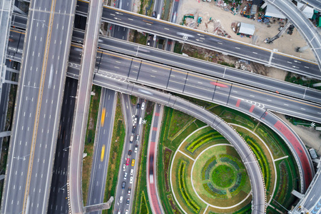 鸟瞰城市交通交叉口道路汽车运动，交通行业