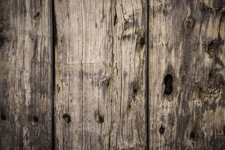 一堵用废弃木头装饰的墙上的老坏木头
