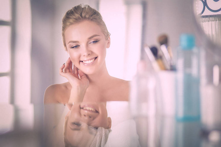年轻女人穿着浴袍浴室镜子