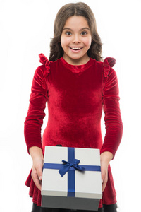 女孩的孩子拿着生日礼物盒。每个女孩都梦想着这样的惊喜。生日女孩携带礼物与丝带弓。制作礼物的艺术。生日愿望清单。里面是什么。生日快