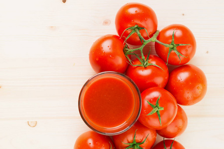 杯番茄汁与西红柿在木制背景下健康的生活方式概念。 复制文本空间。 从上面看。