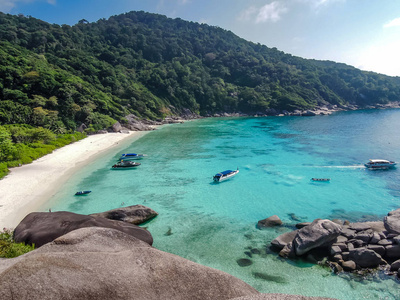 西米兰群岛热带地区的沙滩和蔚蓝水。 泰国。