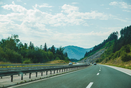 夏季时间公路旅行。 在山上的高速公路。 汽车旅行