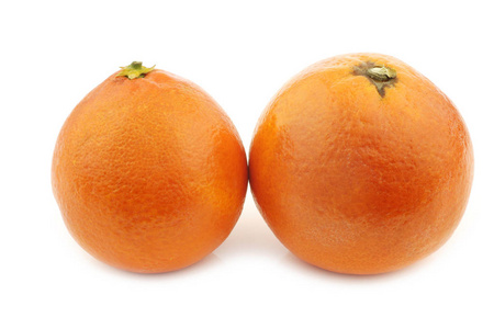 两个白色背景的新鲜血橙图片